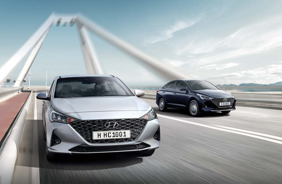 Фото автомобіля Хюндай Акцент у русі, на задньому плані видно міст